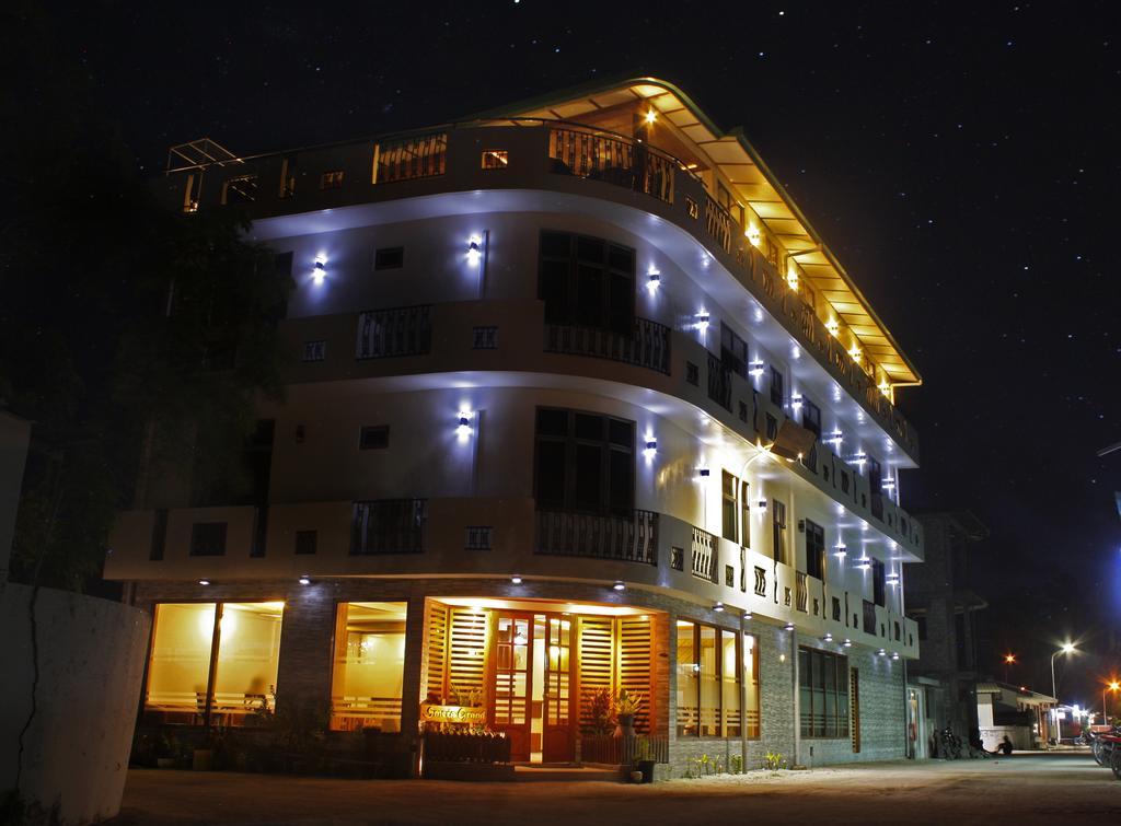 Smera Grand Maamigili Island Bagian luar foto