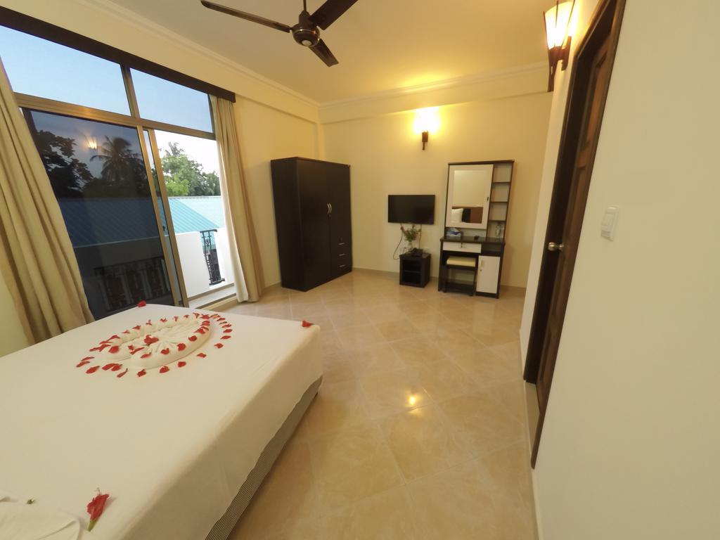Smera Grand Maamigili Island Bagian luar foto