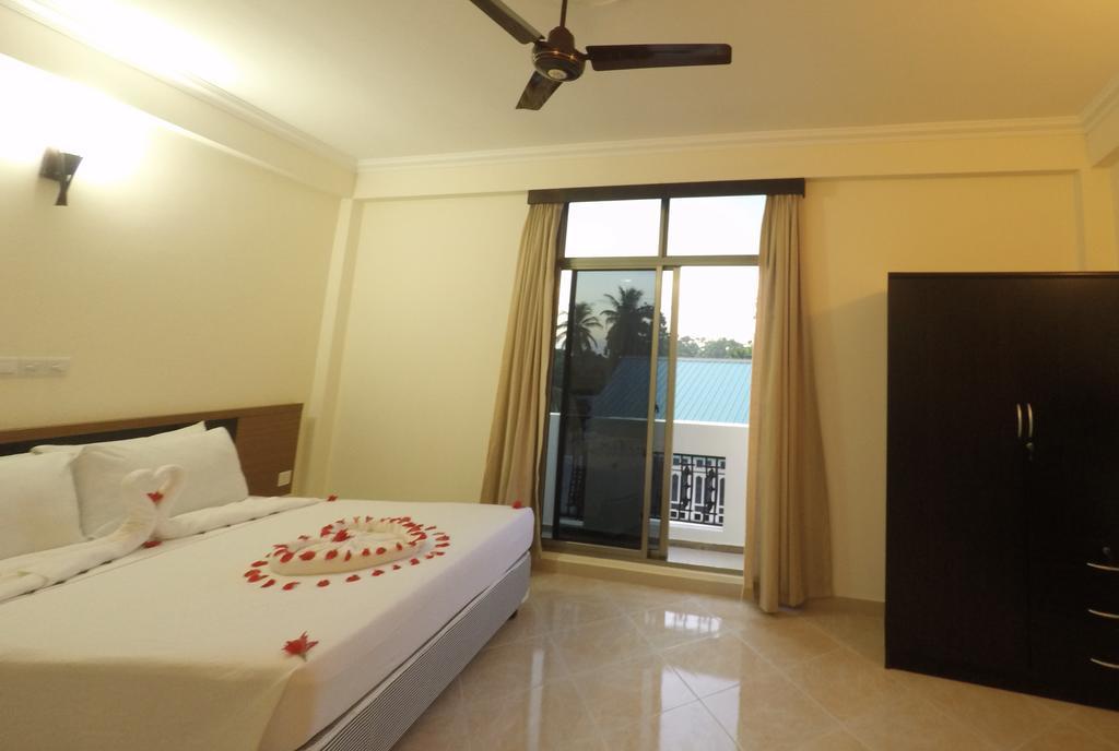 Smera Grand Maamigili Island Bagian luar foto